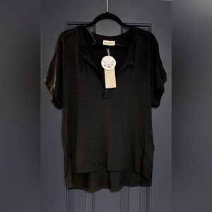 NWT- New in V-neck t-shirt in black- Size small